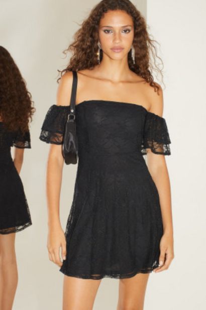Sukienka z odkrytymi ramionami za 129,99 zł w H&M