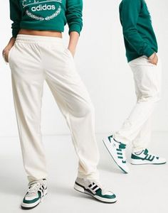 Adidas Originals – Sports Resort – Białe spodnie dresowe z szerokimi nogawkami i trzema paskami za 230,3 zł w ASOS